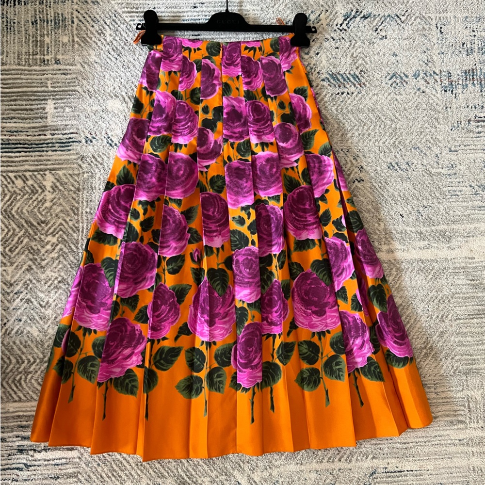 Gucci Rose Garden Print skirt. Size 36 (xs). Mid-length.